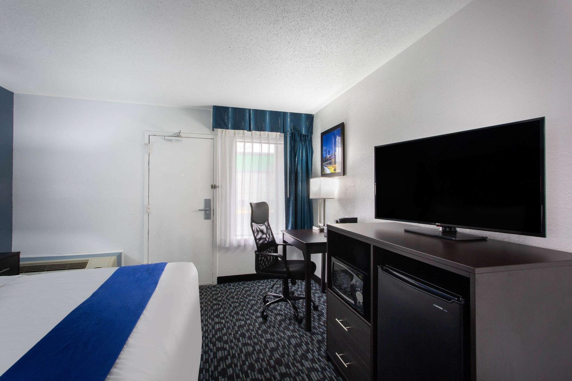 Baymont By Wyndham Charlotte University Екстер'єр фото