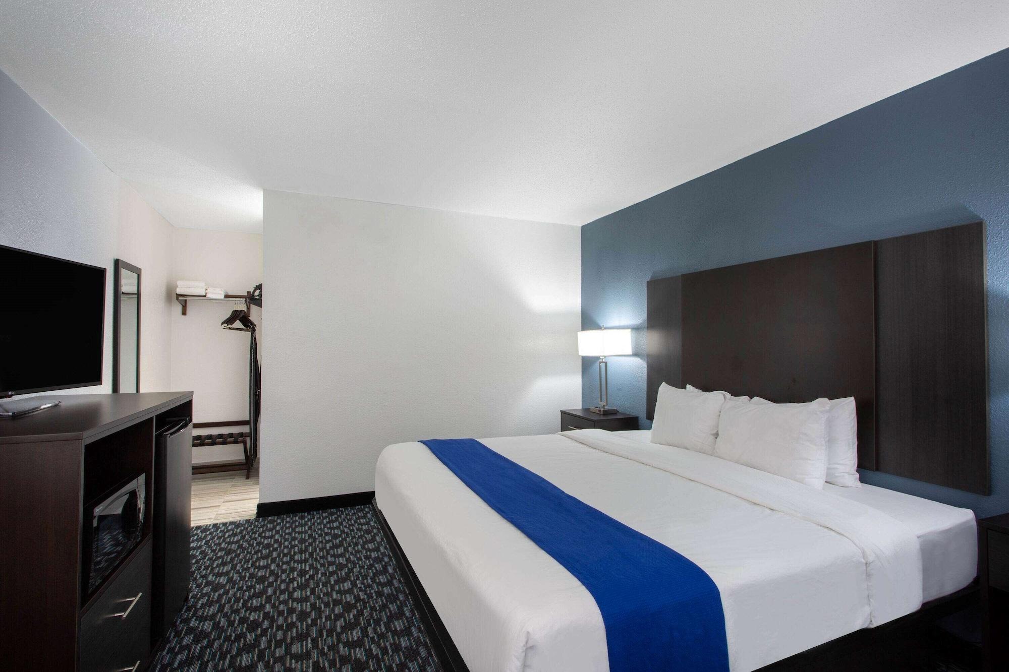 Baymont By Wyndham Charlotte University Екстер'єр фото